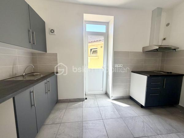 En plein cœur de ville, à deux pas de toutes les commodités !

Ce charmant studio de 23m2 a tout pour séduire :
- entrée
- cuisine aménagée & équipée
- séjour lumineux
- salle d’eau avec WC
- UNE COUR PRIVATIVE pour profiter des beaux jours
- UN GARAGE — un vrai luxe à Brie-Comte-Robert !

LES +++ :
- appartement entièrement refait avec soin
- double vitrage PVC
- cumulus récent
- faibles charges de copropriété

Prix : 111 000 €

Idéal pour :
• Un premier achat
• Un jeune couple
• Un investisseur à la recherche d’un bien rentable

Vous souhaitez visiter ? Contactez-moi, j’organise tout !
Conseillère disponible 7j/7 pour vous accompagner