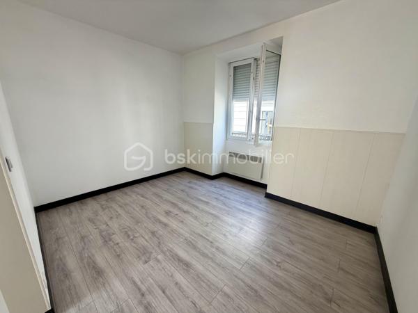 En plein cœur de ville, à deux pas de toutes les commodités !

Ce charmant studio de 23m2 a tout pour séduire :
- entrée
- cuisine aménagée & équipée
- séjour lumineux
- salle d’eau avec WC
- UNE COUR PRIVATIVE pour profiter des beaux jours
- UN GARAGE — un vrai luxe à Brie-Comte-Robert !

LES +++ :
- appartement entièrement refait avec soin
- double vitrage PVC
- cumulus récent
- faibles charges de copropriété

Prix : 111 000 €

Idéal pour :
• Un premier achat
• Un jeune couple
• Un investisseur à la recherche d’un bien rentable

Vous souhaitez visiter ? Contactez-moi, j’organise tout !
Conseillère disponible 7j/7 pour vous accompagner