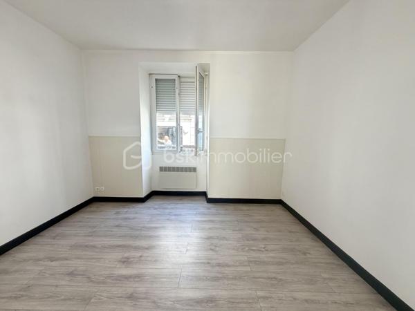 En plein cœur de ville, à deux pas de toutes les commodités !

Ce charmant studio de 23m2 a tout pour séduire :
- entrée
- cuisine aménagée & équipée
- séjour lumineux
- salle d’eau avec WC
- UNE COUR PRIVATIVE pour profiter des beaux jours
- UN GARAGE — un vrai luxe à Brie-Comte-Robert !

LES +++ :
- appartement entièrement refait avec soin
- double vitrage PVC
- cumulus récent
- faibles charges de copropriété

Prix : 111 000 €

Idéal pour :
• Un premier achat
• Un jeune couple
• Un investisseur à la recherche d’un bien rentable

Vous souhaitez visiter ? Contactez-moi, j’organise tout !
Conseillère disponible 7j/7 pour vous accompagner