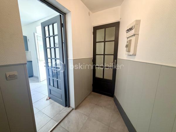 En plein cœur de ville, à deux pas de toutes les commodités !

Ce charmant studio de 23m2 a tout pour séduire :
- entrée
- cuisine aménagée & équipée
- séjour lumineux
- salle d’eau avec WC
- UNE COUR PRIVATIVE pour profiter des beaux jours
- UN GARAGE — un vrai luxe à Brie-Comte-Robert !

LES +++ :
- appartement entièrement refait avec soin
- double vitrage PVC
- cumulus récent
- faibles charges de copropriété

Prix : 111 000 €

Idéal pour :
• Un premier achat
• Un jeune couple
• Un investisseur à la recherche d’un bien rentable

Vous souhaitez visiter ? Contactez-moi, j’organise tout !
Conseillère disponible 7j/7 pour vous accompagner