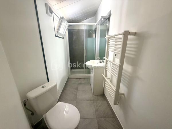 En plein cœur de ville, à deux pas de toutes les commodités !

Ce charmant studio de 23m2 a tout pour séduire :
- entrée
- cuisine aménagée & équipée
- séjour lumineux
- salle d’eau avec WC
- UNE COUR PRIVATIVE pour profiter des beaux jours
- UN GARAGE — un vrai luxe à Brie-Comte-Robert !

LES +++ :
- appartement entièrement refait avec soin
- double vitrage PVC
- cumulus récent
- faibles charges de copropriété

Prix : 111 000 €

Idéal pour :
• Un premier achat
• Un jeune couple
• Un investisseur à la recherche d’un bien rentable

Vous souhaitez visiter ? Contactez-moi, j’organise tout !
Conseillère disponible 7j/7 pour vous accompagner