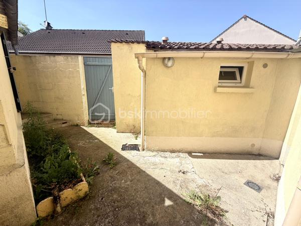 En plein cœur de ville, à deux pas de toutes les commodités !

Ce charmant studio de 23m2 a tout pour séduire :
- entrée
- cuisine aménagée & équipée
- séjour lumineux
- salle d’eau avec WC
- UNE COUR PRIVATIVE pour profiter des beaux jours
- UN GARAGE — un vrai luxe à Brie-Comte-Robert !

LES +++ :
- appartement entièrement refait avec soin
- double vitrage PVC
- cumulus récent
- faibles charges de copropriété

Prix : 111 000 €

Idéal pour :
• Un premier achat
• Un jeune couple
• Un investisseur à la recherche d’un bien rentable

Vous souhaitez visiter ? Contactez-moi, j’organise tout !
Conseillère disponible 7j/7 pour vous accompagner