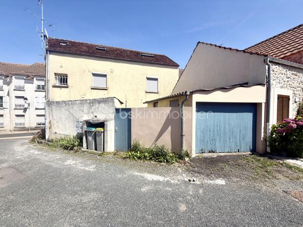En plein cœur de ville, à deux pas de toutes les commodités !

Ce charmant studio de 23m2 a tout pour séduire :
- entrée
- cuisine aménagée & équipée
- séjour lumineux
- salle d’eau avec WC
- UNE COUR PRIVATIVE pour profiter des beaux jours
- UN GARAGE — un vrai luxe à Brie-Comte-Robert !

LES +++ :
- appartement entièrement refait avec soin
- double vitrage PVC
- cumulus récent
- faibles charges de copropriété

Prix : 111 000 €

Idéal pour :
• Un premier achat
• Un jeune couple
• Un investisseur à la recherche d’un bien rentable

Vous souhaitez visiter ? Contactez-moi, j’organise tout !
Conseillère disponible 7j/7 pour vous accompagner