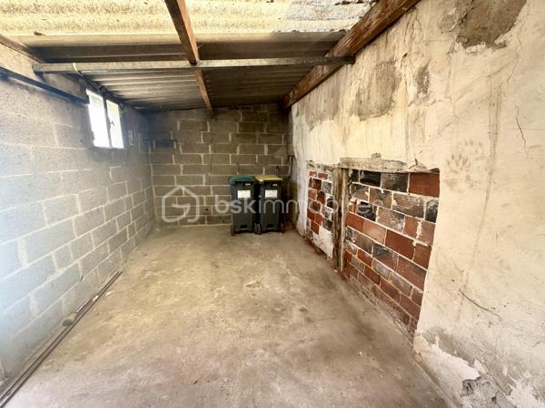 En plein cœur de ville, à deux pas de toutes les commodités !

Ce charmant studio de 23m2 a tout pour séduire :
- entrée
- cuisine aménagée & équipée
- séjour lumineux
- salle d’eau avec WC
- UNE COUR PRIVATIVE pour profiter des beaux jours
- UN GARAGE — un vrai luxe à Brie-Comte-Robert !

LES +++ :
- appartement entièrement refait avec soin
- double vitrage PVC
- cumulus récent
- faibles charges de copropriété

Prix : 111 000 €

Idéal pour :
• Un premier achat
• Un jeune couple
• Un investisseur à la recherche d’un bien rentable

Vous souhaitez visiter ? Contactez-moi, j’organise tout !
Conseillère disponible 7j/7 pour vous accompagner