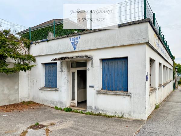 À vendre sur Oyonnax (01 100), un Bâtiment industriel de 240 m2 avec 4 bureaux et 2 garages