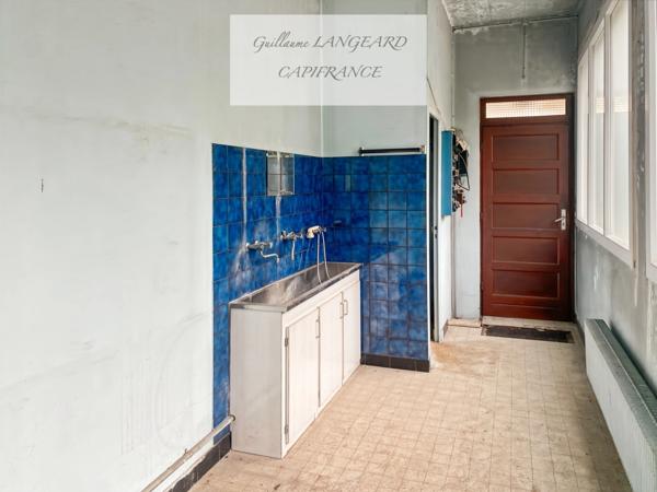 À vendre sur Oyonnax (01 100), un Bâtiment industriel de 240 m2 avec 4 bureaux et 2 garages