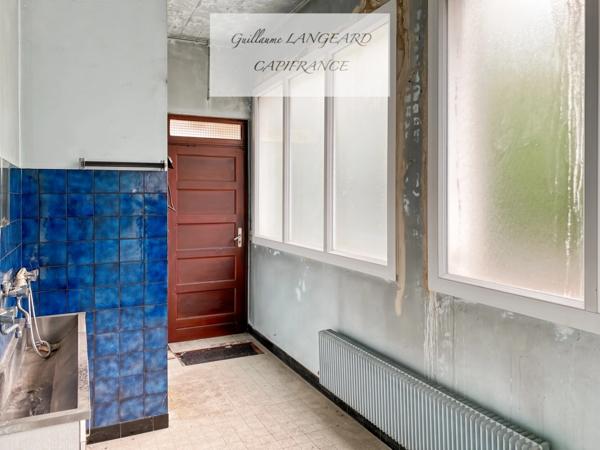 À vendre sur Oyonnax (01 100), un Bâtiment industriel de 240 m2 avec 4 bureaux et 2 garages