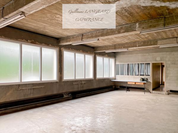 À vendre sur Oyonnax (01 100), un Bâtiment industriel de 240 m2 avec 4 bureaux et 2 garages