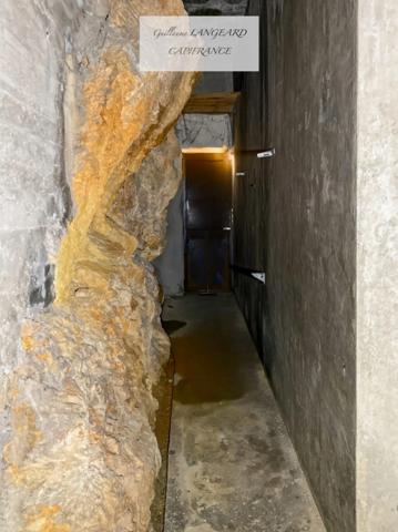 À vendre sur Oyonnax (01 100), un Bâtiment industriel de 240 m2 avec 4 bureaux et 2 garages