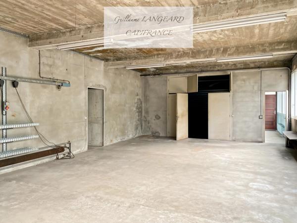 À vendre sur Oyonnax (01 100), un Bâtiment industriel de 240 m2 avec 4 bureaux et 2 garages