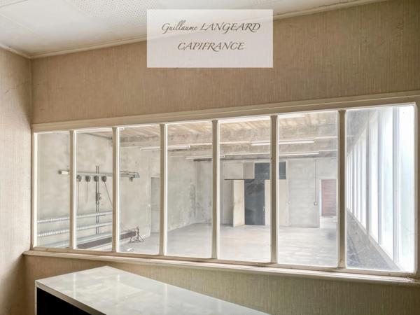 À vendre sur Oyonnax (01 100), un Bâtiment industriel de 240 m2 avec 4 bureaux et 2 garages