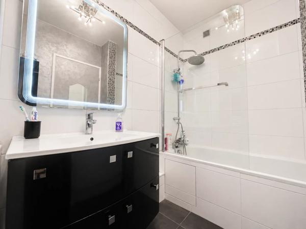 Vente                                                      Appartement
                        
                     3 pièces                      65 m2                     à Ozoir-la-Ferrière