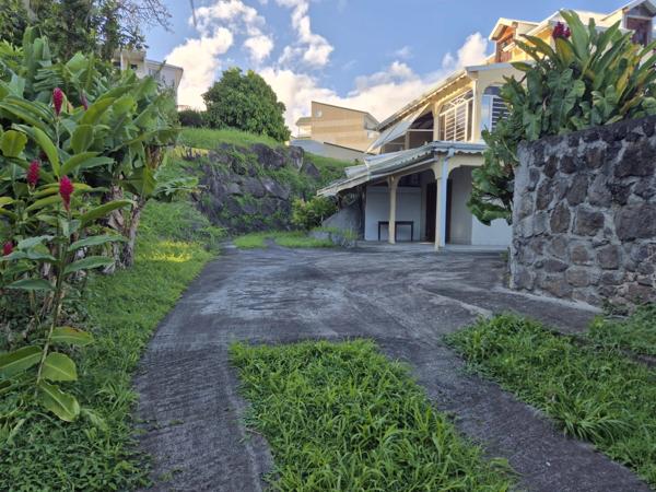 Appartement à venPépites du mois. Deux Appartements plus terrain 800 m², vue panoramique vers les Saintes, à vendre 3 pièces TROIS RIVIERES (971)