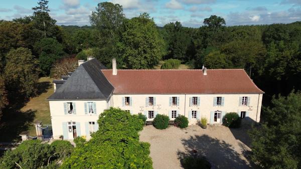 Château à 10 minutes de Bergerac avec maison d'amis et de gardien, piscine, tennis et dépendances