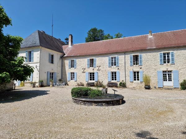Château à 10 minutes de Bergerac avec maison d'amis et de gardien, piscine, tennis et dépendances
