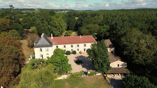 Château à 10 minutes de Bergerac avec maison d'amis et de gardien, piscine, tennis et dépendances
