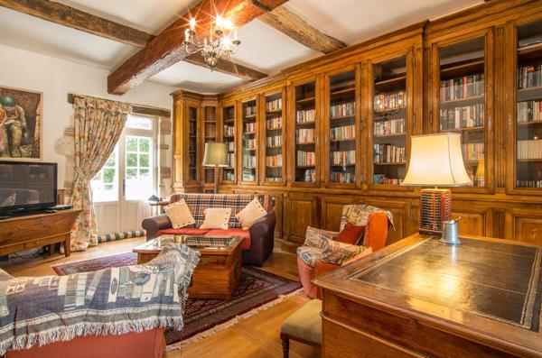 Château à 10 minutes de Bergerac avec maison d'amis et de gardien, piscine, tennis et dépendances