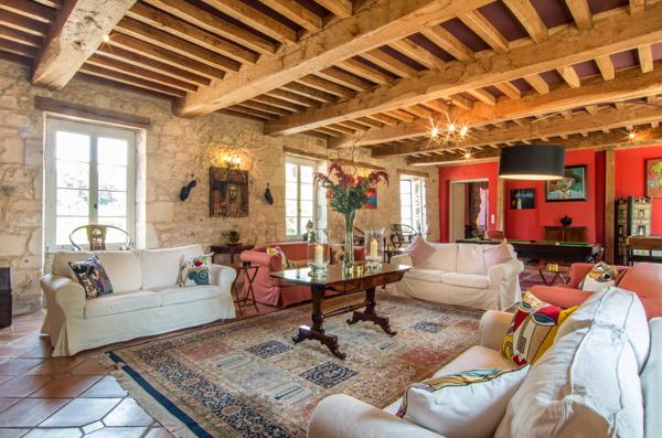 Château à 10 minutes de Bergerac avec maison d'amis et de gardien, piscine, tennis et dépendances