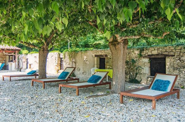 Château à 10 minutes de Bergerac avec maison d'amis et de gardien, piscine, tennis et dépendances