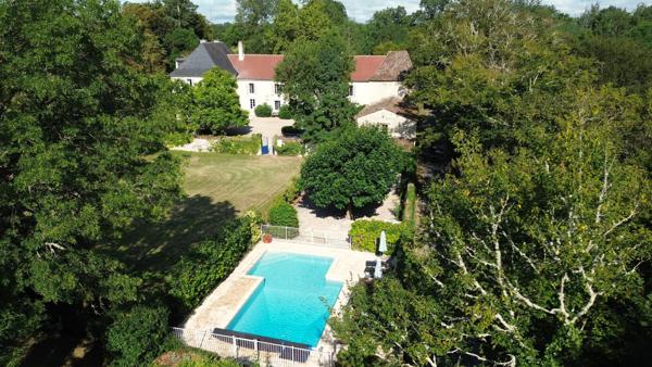 Château à 10 minutes de Bergerac avec maison d'amis et de gardien, piscine, tennis et dépendances