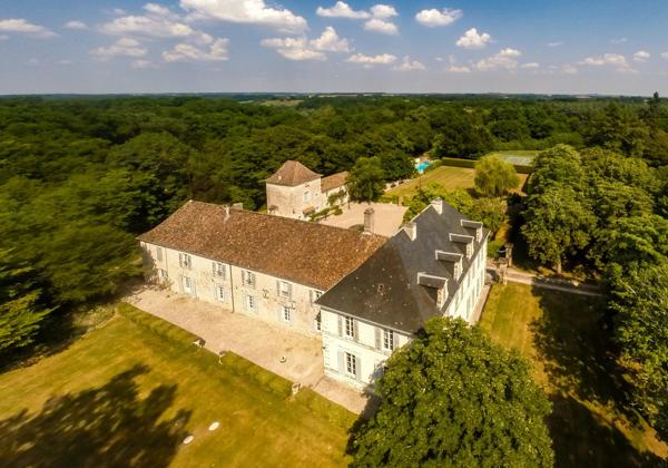 Château à 10 minutes de Bergerac avec maison d'amis et de gardien, piscine, tennis et dépendances