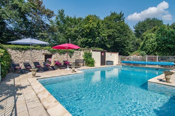 Château à 10 minutes de Bergerac avec maison d'amis et de gardien, piscine, tennis et dépendances