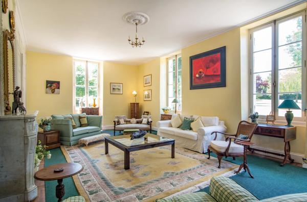Château à 10 minutes de Bergerac avec maison d'amis et de gardien, piscine, tennis et dépendances