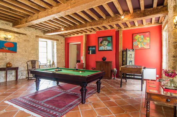 Château à 10 minutes de Bergerac avec maison d'amis et de gardien, piscine, tennis et dépendances