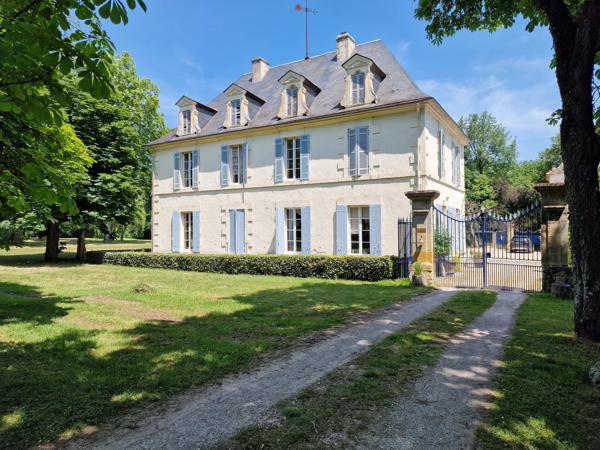 Château à 10 minutes de Bergerac avec maison d'amis et de gardien, piscine, tennis et dépendances
