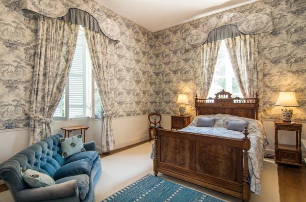 Château à 10 minutes de Bergerac avec maison d'amis et de gardien, piscine, tennis et dépendances