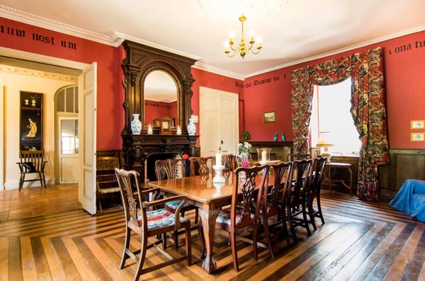 Château à 10 minutes de Bergerac avec maison d'amis et de gardien, piscine, tennis et dépendances