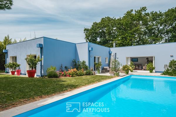 Contemporaine dans un environnement boisé