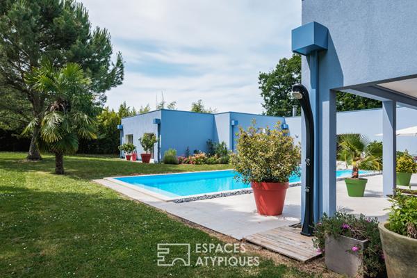 Contemporaine dans un environnement boisé