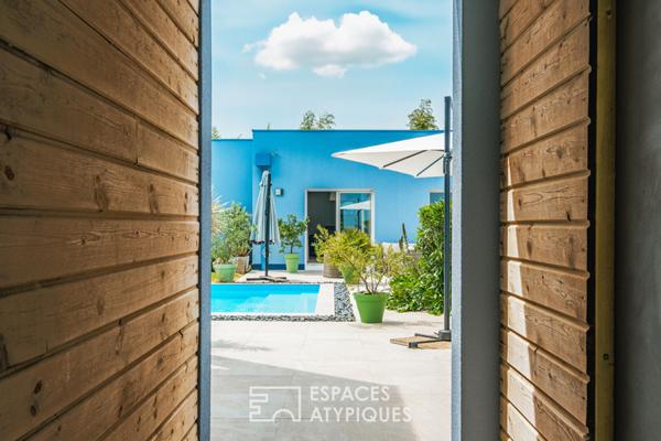 Contemporaine dans un environnement boisé