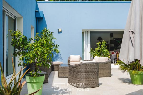 Contemporaine dans un environnement boisé