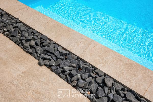 Contemporaine dans un environnement boisé