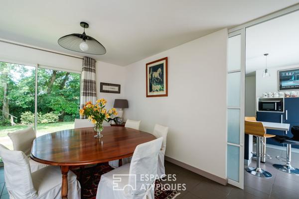 Contemporaine dans un environnement boisé