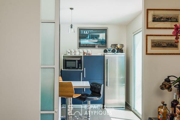 Contemporaine dans un environnement boisé