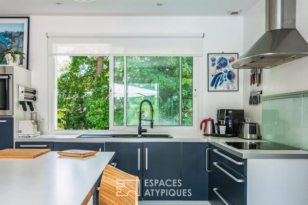 Contemporaine dans un environnement boisé