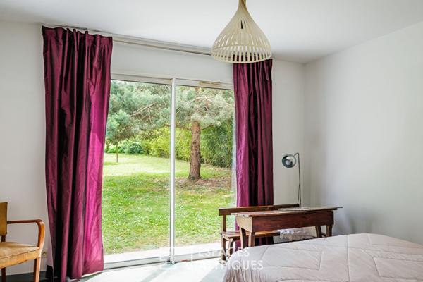 Contemporaine dans un environnement boisé