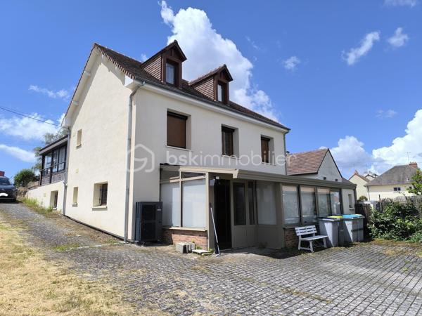 RARE! Une grande maison familiale en plein centre-ville de Parigné L’Evêque, proche des transports, écoles et commerces! Diagnostic en A.

La maison comprend au RDC une entrée – véranda, une salle à manger, un séjour avec une cheminée avec le foyer ouvert, une belle cuisine de 22 m² aménagée et équipée, trois chambres dont une avec des placards dressing, une salle de bain avec une baignoire et une douche, un WC séparé. Nombreux rangements complémentaires dans le couloir.

A l’étage vous avez deux chambres de plus, un bureau, une grande salle d’eau et un WC séparé, des rangements.

Au rez-de-jardin de la maison se trouvent une cuisine d’été, deux salles d’eau et deux WC séparés ainsi que deux pièces pouvant servir deux chambres complémentaires (14 et 11 m²) et une véranda.

Sous-sol avec plusieurs pièces de stockage, une cave, une pièce technique et même un vide-ordure permettant de remplir vos sacs directement de la cuisine au sous-sol.

Le rez-de-jardin et le rdc sont à rafraîchir, l’étage a été aménagé récemment, aucuns travaux à prévoir dans cette partie.

Le chauffage de la maison est assuré par la pompe à chaleur neuve (!), avec des radiateurs électriques en complément à l’étage. L’isolation extérieure, le système de VMC autoréglable, menuiseries double vitrage PVC sont là pour votre confort énergétique (DPE en A !)

Le bien est complété par un double garage à côté de la maison avec la possibilité de plusieurs rangements et même un pont pour les amoureux aux voitures.

Sur le grand terrain autours de la maison vous avez également une grande cave, une douche d’été et une piscine sous abri (le liner à remplacer).

Une belle opportunité, n’hésitez pas à me contacter pour des renseignements complémentaires et une visite!