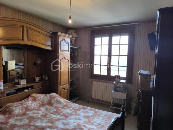 RARE! Une grande maison familiale en plein centre-ville de Parigné L’Evêque, proche des transports, écoles et commerces! Diagnostic en A.

La maison comprend au RDC une entrée – véranda, une salle à manger, un séjour avec une cheminée avec le foyer ouvert, une belle cuisine de 22 m² aménagée et équipée, trois chambres dont une avec des placards dressing, une salle de bain avec une baignoire et une douche, un WC séparé. Nombreux rangements complémentaires dans le couloir.

A l’étage vous avez deux chambres de plus, un bureau, une grande salle d’eau et un WC séparé, des rangements.

Au rez-de-jardin de la maison se trouvent une cuisine d’été, deux salles d’eau et deux WC séparés ainsi que deux pièces pouvant servir deux chambres complémentaires (14 et 11 m²) et une véranda.

Sous-sol avec plusieurs pièces de stockage, une cave, une pièce technique et même un vide-ordure permettant de remplir vos sacs directement de la cuisine au sous-sol.

Le rez-de-jardin et le rdc sont à rafraîchir, l’étage a été aménagé récemment, aucuns travaux à prévoir dans cette partie.

Le chauffage de la maison est assuré par la pompe à chaleur neuve (!), avec des radiateurs électriques en complément à l’étage. L’isolation extérieure, le système de VMC autoréglable, menuiseries double vitrage PVC sont là pour votre confort énergétique (DPE en A !)

Le bien est complété par un double garage à côté de la maison avec la possibilité de plusieurs rangements et même un pont pour les amoureux aux voitures.

Sur le grand terrain autours de la maison vous avez également une grande cave, une douche d’été et une piscine sous abri (le liner à remplacer).

Une belle opportunité, n’hésitez pas à me contacter pour des renseignements complémentaires et une visite!