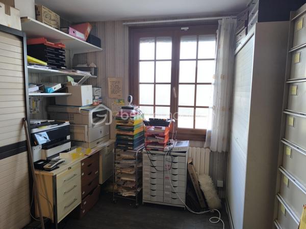 RARE! Une grande maison familiale en plein centre-ville de Parigné L’Evêque, proche des transports, écoles et commerces! Diagnostic en A.

La maison comprend au RDC une entrée – véranda, une salle à manger, un séjour avec une cheminée avec le foyer ouvert, une belle cuisine de 22 m² aménagée et équipée, trois chambres dont une avec des placards dressing, une salle de bain avec une baignoire et une douche, un WC séparé. Nombreux rangements complémentaires dans le couloir.

A l’étage vous avez deux chambres de plus, un bureau, une grande salle d’eau et un WC séparé, des rangements.

Au rez-de-jardin de la maison se trouvent une cuisine d’été, deux salles d’eau et deux WC séparés ainsi que deux pièces pouvant servir deux chambres complémentaires (14 et 11 m²) et une véranda.

Sous-sol avec plusieurs pièces de stockage, une cave, une pièce technique et même un vide-ordure permettant de remplir vos sacs directement de la cuisine au sous-sol.

Le rez-de-jardin et le rdc sont à rafraîchir, l’étage a été aménagé récemment, aucuns travaux à prévoir dans cette partie.

Le chauffage de la maison est assuré par la pompe à chaleur neuve (!), avec des radiateurs électriques en complément à l’étage. L’isolation extérieure, le système de VMC autoréglable, menuiseries double vitrage PVC sont là pour votre confort énergétique (DPE en A !)

Le bien est complété par un double garage à côté de la maison avec la possibilité de plusieurs rangements et même un pont pour les amoureux aux voitures.

Sur le grand terrain autours de la maison vous avez également une grande cave, une douche d’été et une piscine sous abri (le liner à remplacer).

Une belle opportunité, n’hésitez pas à me contacter pour des renseignements complémentaires et une visite!