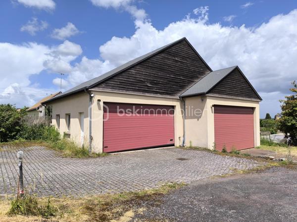 RARE! Une grande maison familiale en plein centre-ville de Parigné L’Evêque, proche des transports, écoles et commerces! Diagnostic en A.

La maison comprend au RDC une entrée – véranda, une salle à manger, un séjour avec une cheminée avec le foyer ouvert, une belle cuisine de 22 m² aménagée et équipée, trois chambres dont une avec des placards dressing, une salle de bain avec une baignoire et une douche, un WC séparé. Nombreux rangements complémentaires dans le couloir.

A l’étage vous avez deux chambres de plus, un bureau, une grande salle d’eau et un WC séparé, des rangements.

Au rez-de-jardin de la maison se trouvent une cuisine d’été, deux salles d’eau et deux WC séparés ainsi que deux pièces pouvant servir deux chambres complémentaires (14 et 11 m²) et une véranda.

Sous-sol avec plusieurs pièces de stockage, une cave, une pièce technique et même un vide-ordure permettant de remplir vos sacs directement de la cuisine au sous-sol.

Le rez-de-jardin et le rdc sont à rafraîchir, l’étage a été aménagé récemment, aucuns travaux à prévoir dans cette partie.

Le chauffage de la maison est assuré par la pompe à chaleur neuve (!), avec des radiateurs électriques en complément à l’étage. L’isolation extérieure, le système de VMC autoréglable, menuiseries double vitrage PVC sont là pour votre confort énergétique (DPE en A !)

Le bien est complété par un double garage à côté de la maison avec la possibilité de plusieurs rangements et même un pont pour les amoureux aux voitures.

Sur le grand terrain autours de la maison vous avez également une grande cave, une douche d’été et une piscine sous abri (le liner à remplacer).

Une belle opportunité, n’hésitez pas à me contacter pour des renseignements complémentaires et une visite!