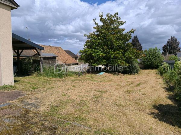RARE! Une grande maison familiale en plein centre-ville de Parigné L’Evêque, proche des transports, écoles et commerces! Diagnostic en A.

La maison comprend au RDC une entrée – véranda, une salle à manger, un séjour avec une cheminée avec le foyer ouvert, une belle cuisine de 22 m² aménagée et équipée, trois chambres dont une avec des placards dressing, une salle de bain avec une baignoire et une douche, un WC séparé. Nombreux rangements complémentaires dans le couloir.

A l’étage vous avez deux chambres de plus, un bureau, une grande salle d’eau et un WC séparé, des rangements.

Au rez-de-jardin de la maison se trouvent une cuisine d’été, deux salles d’eau et deux WC séparés ainsi que deux pièces pouvant servir deux chambres complémentaires (14 et 11 m²) et une véranda.

Sous-sol avec plusieurs pièces de stockage, une cave, une pièce technique et même un vide-ordure permettant de remplir vos sacs directement de la cuisine au sous-sol.

Le rez-de-jardin et le rdc sont à rafraîchir, l’étage a été aménagé récemment, aucuns travaux à prévoir dans cette partie.

Le chauffage de la maison est assuré par la pompe à chaleur neuve (!), avec des radiateurs électriques en complément à l’étage. L’isolation extérieure, le système de VMC autoréglable, menuiseries double vitrage PVC sont là pour votre confort énergétique (DPE en A !)

Le bien est complété par un double garage à côté de la maison avec la possibilité de plusieurs rangements et même un pont pour les amoureux aux voitures.

Sur le grand terrain autours de la maison vous avez également une grande cave, une douche d’été et une piscine sous abri (le liner à remplacer).

Une belle opportunité, n’hésitez pas à me contacter pour des renseignements complémentaires et une visite!