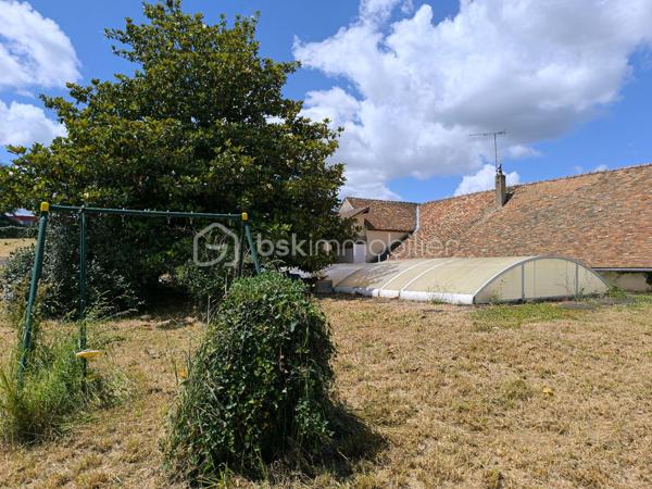 RARE! Une grande maison familiale en plein centre-ville de Parigné L’Evêque, proche des transports, écoles et commerces! Diagnostic en A.

La maison comprend au RDC une entrée – véranda, une salle à manger, un séjour avec une cheminée avec le foyer ouvert, une belle cuisine de 22 m² aménagée et équipée, trois chambres dont une avec des placards dressing, une salle de bain avec une baignoire et une douche, un WC séparé. Nombreux rangements complémentaires dans le couloir.

A l’étage vous avez deux chambres de plus, un bureau, une grande salle d’eau et un WC séparé, des rangements.

Au rez-de-jardin de la maison se trouvent une cuisine d’été, deux salles d’eau et deux WC séparés ainsi que deux pièces pouvant servir deux chambres complémentaires (14 et 11 m²) et une véranda.

Sous-sol avec plusieurs pièces de stockage, une cave, une pièce technique et même un vide-ordure permettant de remplir vos sacs directement de la cuisine au sous-sol.

Le rez-de-jardin et le rdc sont à rafraîchir, l’étage a été aménagé récemment, aucuns travaux à prévoir dans cette partie.

Le chauffage de la maison est assuré par la pompe à chaleur neuve (!), avec des radiateurs électriques en complément à l’étage. L’isolation extérieure, le système de VMC autoréglable, menuiseries double vitrage PVC sont là pour votre confort énergétique (DPE en A !)

Le bien est complété par un double garage à côté de la maison avec la possibilité de plusieurs rangements et même un pont pour les amoureux aux voitures.

Sur le grand terrain autours de la maison vous avez également une grande cave, une douche d’été et une piscine sous abri (le liner à remplacer).

Une belle opportunité, n’hésitez pas à me contacter pour des renseignements complémentaires et une visite!