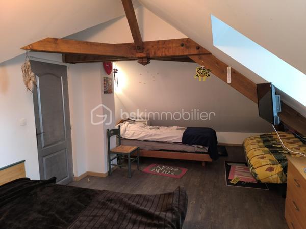 RARE! Une grande maison familiale en plein centre-ville de Parigné L’Evêque, proche des transports, écoles et commerces! Diagnostic en A.

La maison comprend au RDC une entrée – véranda, une salle à manger, un séjour avec une cheminée avec le foyer ouvert, une belle cuisine de 22 m² aménagée et équipée, trois chambres dont une avec des placards dressing, une salle de bain avec une baignoire et une douche, un WC séparé. Nombreux rangements complémentaires dans le couloir.

A l’étage vous avez deux chambres de plus, un bureau, une grande salle d’eau et un WC séparé, des rangements.

Au rez-de-jardin de la maison se trouvent une cuisine d’été, deux salles d’eau et deux WC séparés ainsi que deux pièces pouvant servir deux chambres complémentaires (14 et 11 m²) et une véranda.

Sous-sol avec plusieurs pièces de stockage, une cave, une pièce technique et même un vide-ordure permettant de remplir vos sacs directement de la cuisine au sous-sol.

Le rez-de-jardin et le rdc sont à rafraîchir, l’étage a été aménagé récemment, aucuns travaux à prévoir dans cette partie.

Le chauffage de la maison est assuré par la pompe à chaleur neuve (!), avec des radiateurs électriques en complément à l’étage. L’isolation extérieure, le système de VMC autoréglable, menuiseries double vitrage PVC sont là pour votre confort énergétique (DPE en A !)

Le bien est complété par un double garage à côté de la maison avec la possibilité de plusieurs rangements et même un pont pour les amoureux aux voitures.

Sur le grand terrain autours de la maison vous avez également une grande cave, une douche d’été et une piscine sous abri (le liner à remplacer).

Une belle opportunité, n’hésitez pas à me contacter pour des renseignements complémentaires et une visite!