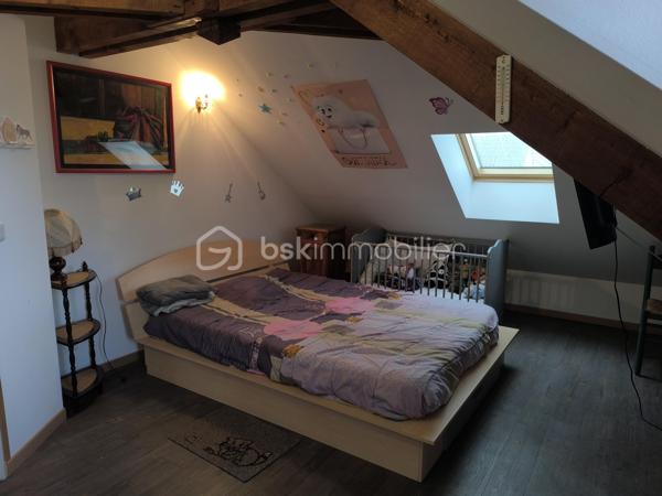 RARE! Une grande maison familiale en plein centre-ville de Parigné L’Evêque, proche des transports, écoles et commerces! Diagnostic en A.

La maison comprend au RDC une entrée – véranda, une salle à manger, un séjour avec une cheminée avec le foyer ouvert, une belle cuisine de 22 m² aménagée et équipée, trois chambres dont une avec des placards dressing, une salle de bain avec une baignoire et une douche, un WC séparé. Nombreux rangements complémentaires dans le couloir.

A l’étage vous avez deux chambres de plus, un bureau, une grande salle d’eau et un WC séparé, des rangements.

Au rez-de-jardin de la maison se trouvent une cuisine d’été, deux salles d’eau et deux WC séparés ainsi que deux pièces pouvant servir deux chambres complémentaires (14 et 11 m²) et une véranda.

Sous-sol avec plusieurs pièces de stockage, une cave, une pièce technique et même un vide-ordure permettant de remplir vos sacs directement de la cuisine au sous-sol.

Le rez-de-jardin et le rdc sont à rafraîchir, l’étage a été aménagé récemment, aucuns travaux à prévoir dans cette partie.

Le chauffage de la maison est assuré par la pompe à chaleur neuve (!), avec des radiateurs électriques en complément à l’étage. L’isolation extérieure, le système de VMC autoréglable, menuiseries double vitrage PVC sont là pour votre confort énergétique (DPE en A !)

Le bien est complété par un double garage à côté de la maison avec la possibilité de plusieurs rangements et même un pont pour les amoureux aux voitures.

Sur le grand terrain autours de la maison vous avez également une grande cave, une douche d’été et une piscine sous abri (le liner à remplacer).

Une belle opportunité, n’hésitez pas à me contacter pour des renseignements complémentaires et une visite!