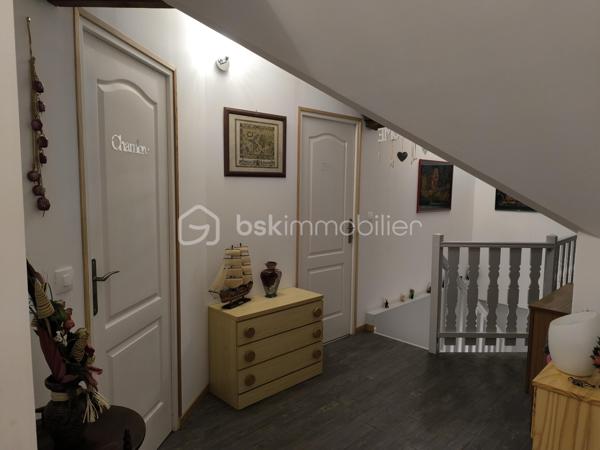 RARE! Une grande maison familiale en plein centre-ville de Parigné L’Evêque, proche des transports, écoles et commerces! Diagnostic en A.

La maison comprend au RDC une entrée – véranda, une salle à manger, un séjour avec une cheminée avec le foyer ouvert, une belle cuisine de 22 m² aménagée et équipée, trois chambres dont une avec des placards dressing, une salle de bain avec une baignoire et une douche, un WC séparé. Nombreux rangements complémentaires dans le couloir.

A l’étage vous avez deux chambres de plus, un bureau, une grande salle d’eau et un WC séparé, des rangements.

Au rez-de-jardin de la maison se trouvent une cuisine d’été, deux salles d’eau et deux WC séparés ainsi que deux pièces pouvant servir deux chambres complémentaires (14 et 11 m²) et une véranda.

Sous-sol avec plusieurs pièces de stockage, une cave, une pièce technique et même un vide-ordure permettant de remplir vos sacs directement de la cuisine au sous-sol.

Le rez-de-jardin et le rdc sont à rafraîchir, l’étage a été aménagé récemment, aucuns travaux à prévoir dans cette partie.

Le chauffage de la maison est assuré par la pompe à chaleur neuve (!), avec des radiateurs électriques en complément à l’étage. L’isolation extérieure, le système de VMC autoréglable, menuiseries double vitrage PVC sont là pour votre confort énergétique (DPE en A !)

Le bien est complété par un double garage à côté de la maison avec la possibilité de plusieurs rangements et même un pont pour les amoureux aux voitures.

Sur le grand terrain autours de la maison vous avez également une grande cave, une douche d’été et une piscine sous abri (le liner à remplacer).

Une belle opportunité, n’hésitez pas à me contacter pour des renseignements complémentaires et une visite!