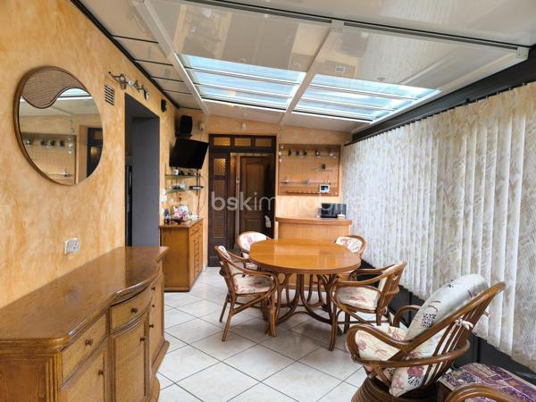 RARE! Une grande maison familiale en plein centre-ville de Parigné L’Evêque, proche des transports, écoles et commerces! Diagnostic en A.

La maison comprend au RDC une entrée – véranda, une salle à manger, un séjour avec une cheminée avec le foyer ouvert, une belle cuisine de 22 m² aménagée et équipée, trois chambres dont une avec des placards dressing, une salle de bain avec une baignoire et une douche, un WC séparé. Nombreux rangements complémentaires dans le couloir.

A l’étage vous avez deux chambres de plus, un bureau, une grande salle d’eau et un WC séparé, des rangements.

Au rez-de-jardin de la maison se trouvent une cuisine d’été, deux salles d’eau et deux WC séparés ainsi que deux pièces pouvant servir deux chambres complémentaires (14 et 11 m²) et une véranda.

Sous-sol avec plusieurs pièces de stockage, une cave, une pièce technique et même un vide-ordure permettant de remplir vos sacs directement de la cuisine au sous-sol.

Le rez-de-jardin et le rdc sont à rafraîchir, l’étage a été aménagé récemment, aucuns travaux à prévoir dans cette partie.

Le chauffage de la maison est assuré par la pompe à chaleur neuve (!), avec des radiateurs électriques en complément à l’étage. L’isolation extérieure, le système de VMC autoréglable, menuiseries double vitrage PVC sont là pour votre confort énergétique (DPE en A !)

Le bien est complété par un double garage à côté de la maison avec la possibilité de plusieurs rangements et même un pont pour les amoureux aux voitures.

Sur le grand terrain autours de la maison vous avez également une grande cave, une douche d’été et une piscine sous abri (le liner à remplacer).

Une belle opportunité, n’hésitez pas à me contacter pour des renseignements complémentaires et une visite!